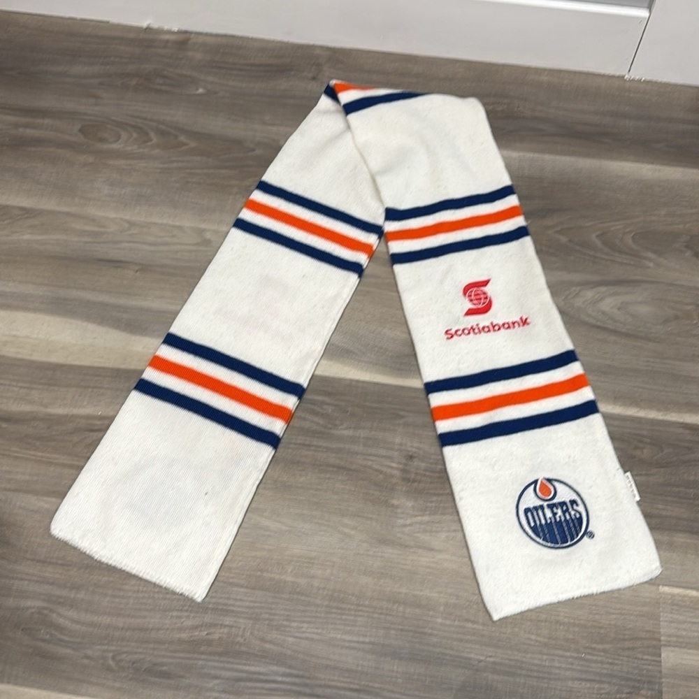 ๐ Scotiabank Oilers White and Blue Scarf - Picture 5 of 5
